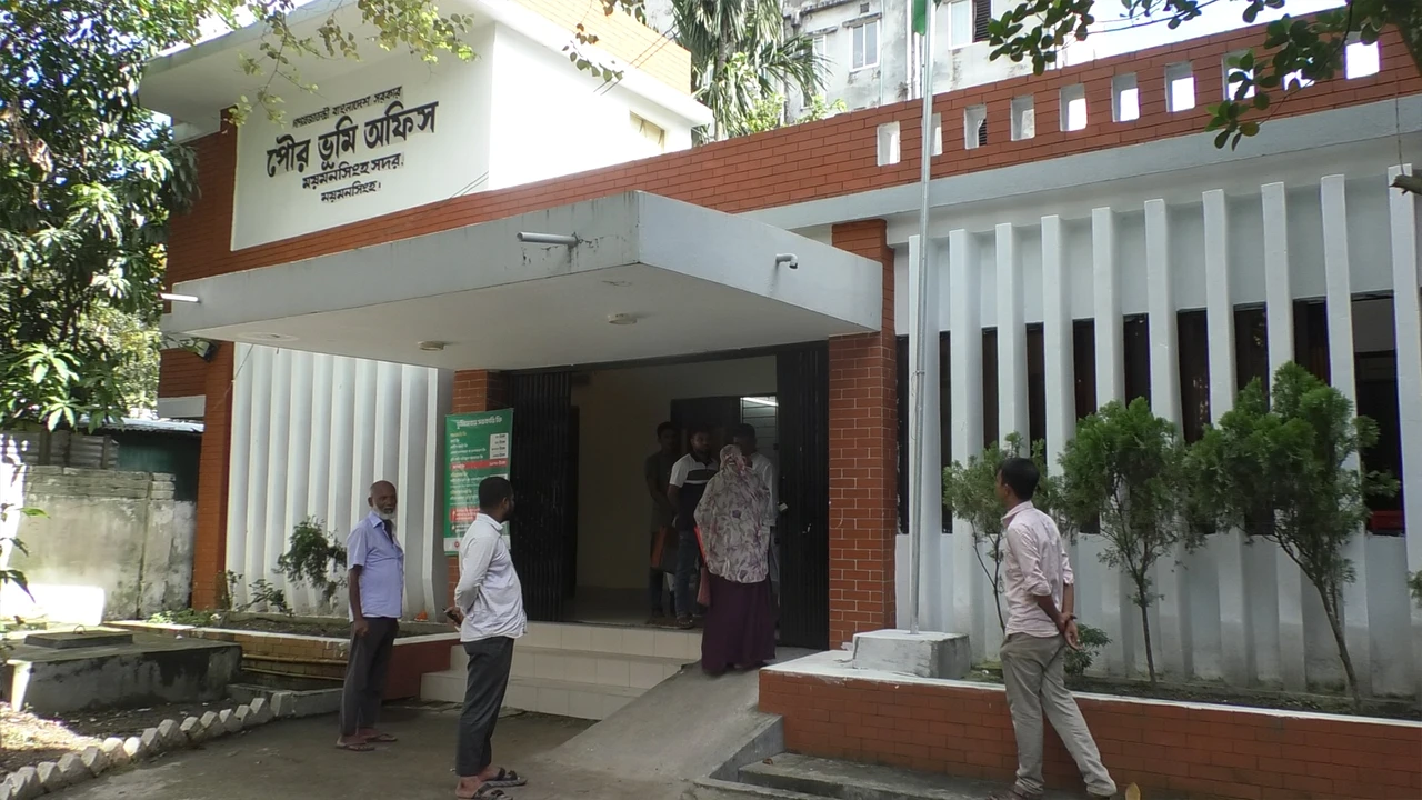 তথ্য চাওয়ায় সাংবাদিক লাঞ্ছিত,  ভাঙা হলো ফোন