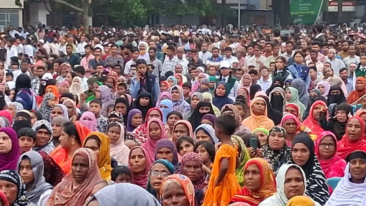মেঘবৃষ্টির মধ্যেও রাষ্ট্রপতির বক্তব্যের অপেক্ষায় সাধারণ মানুষ