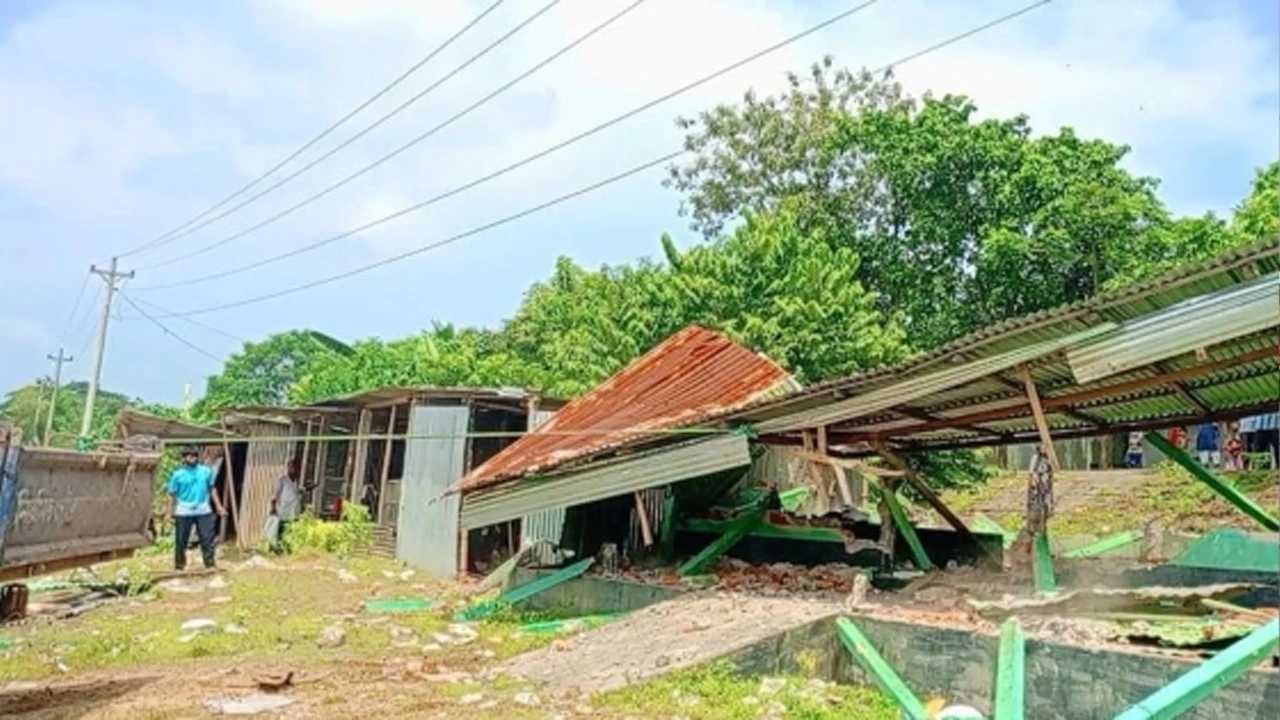 নেত্রকোনা সীমান্তে ৭টি অবৈধ স্থাপনা উচ্ছেদ করল প্রশাসন