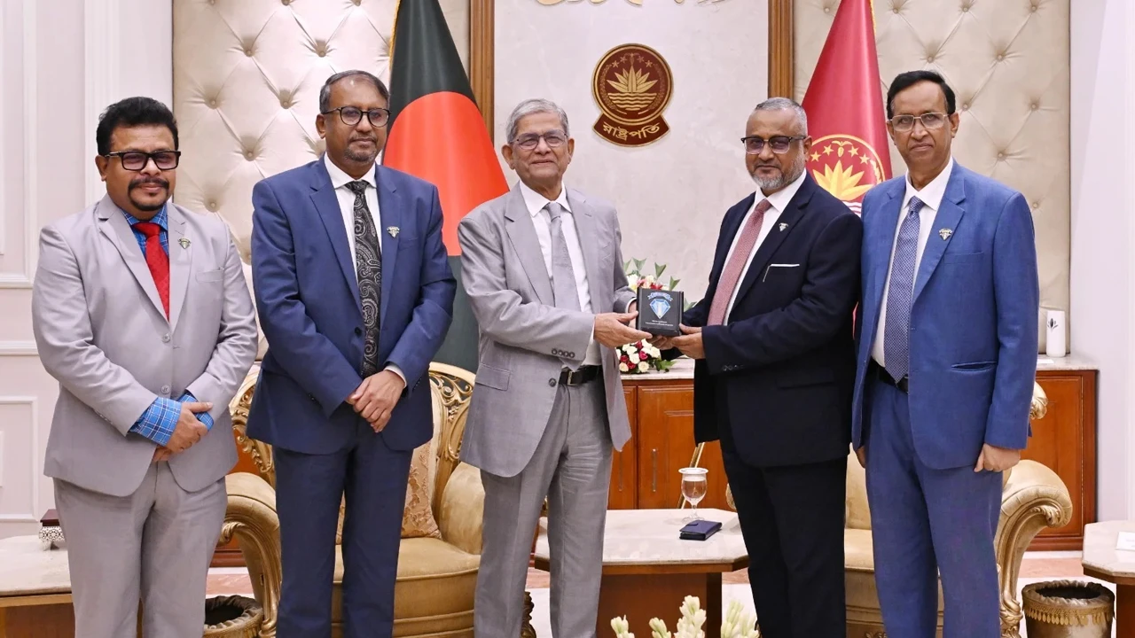 দুর্নীতিবাজদের বিরুদ্ধে দুদককে কঠোর হওয়ার আহ্বান রাষ্ট্রপতির
