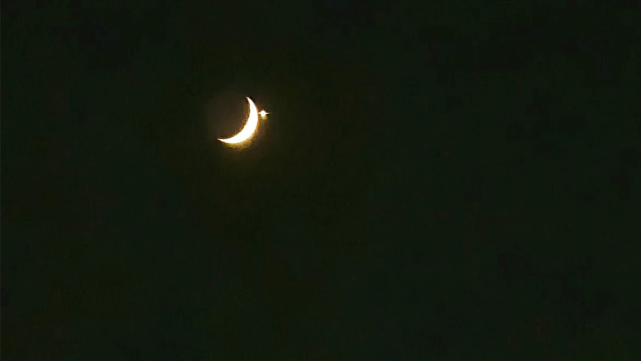 পাবনার আকাশে চাঁদ-তারার মনোমুগ্ধকর দৃশ্য