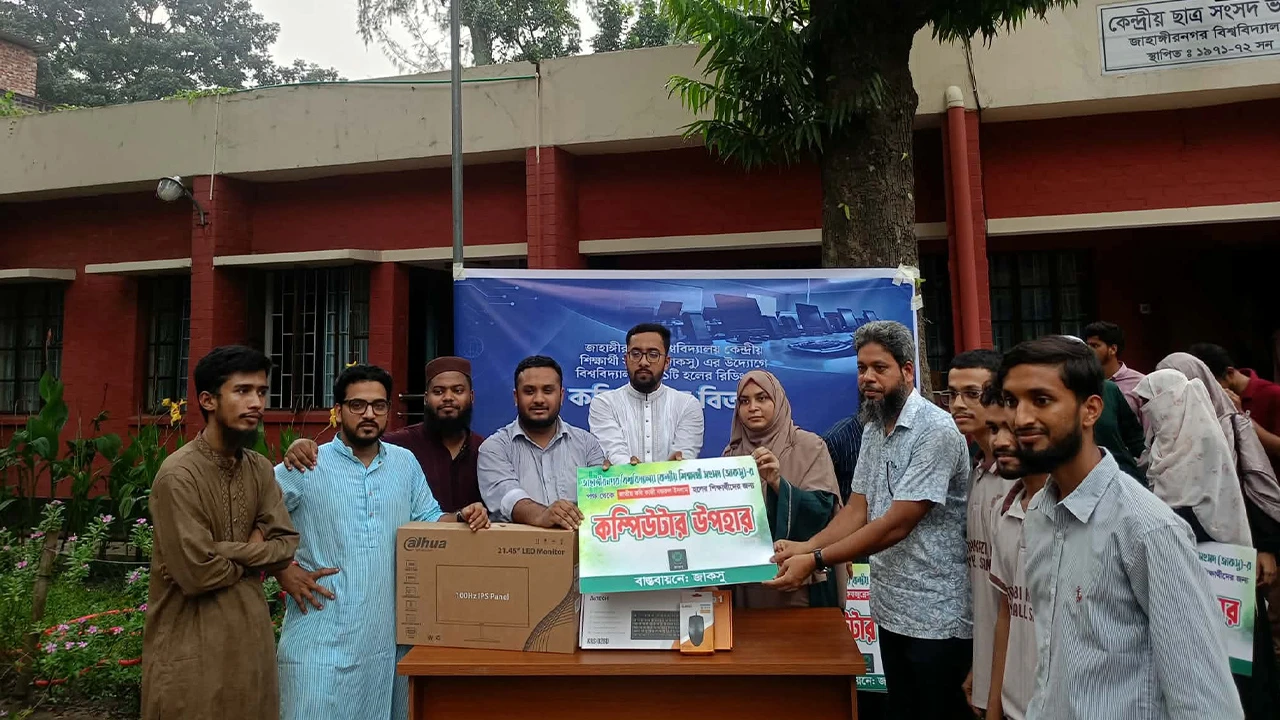 জাকসুর উদ্যোগে ২১টি হলে কম্পিউটার বিতরণ