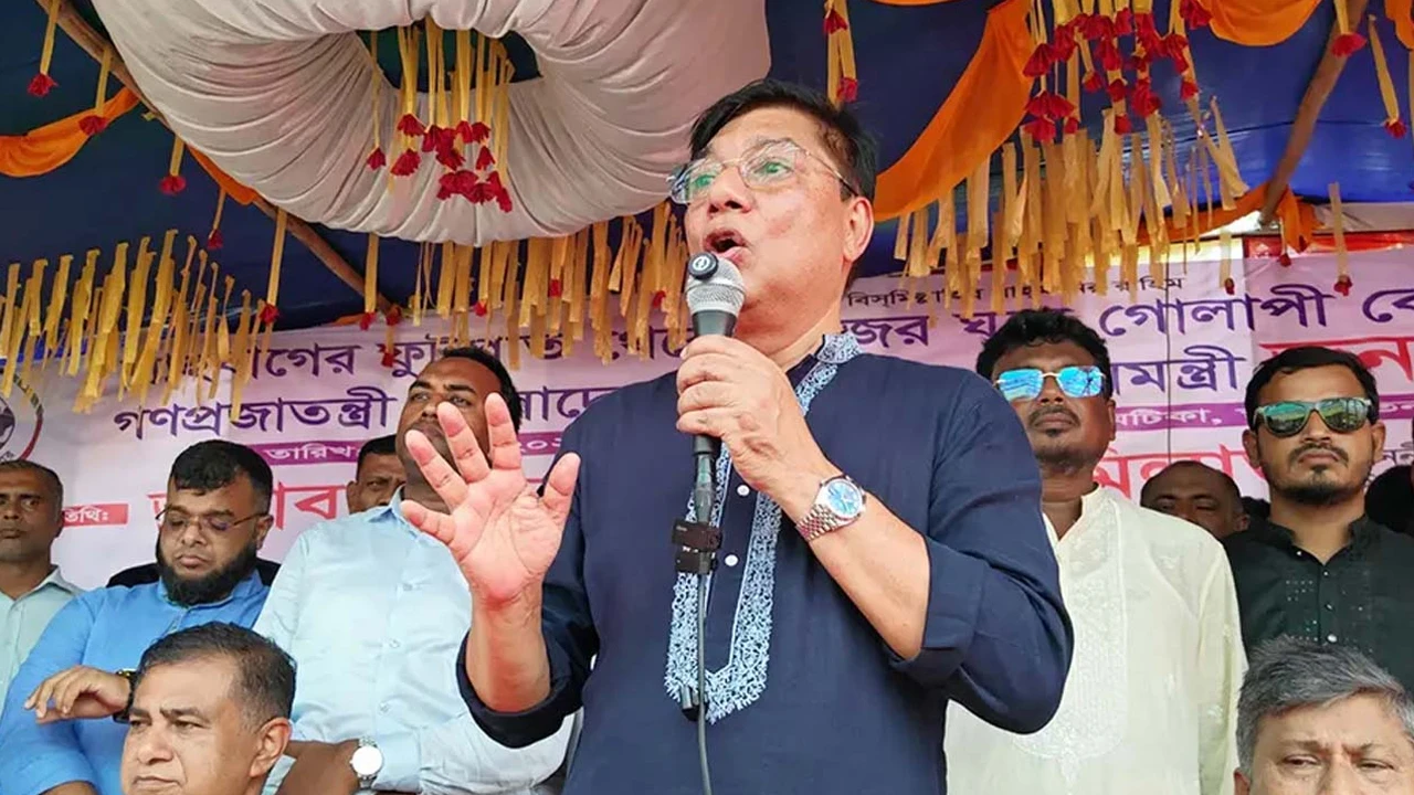 ‘শেখ হাসিনা কালকেই আসুক, হাতকড়া নিয়ে রিসিভ করব’