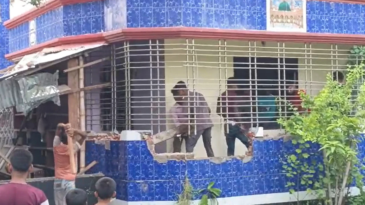 পাবনায় শিশু হত্যা: গ্রেপ্তারকৃত আসামির বাড়িতে ভাঙচুর