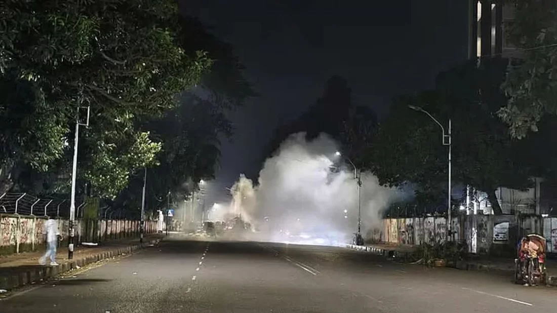 শাহবাগে তিন নেতার মাজারে পাশে ককটেল বিস্ফোরণ