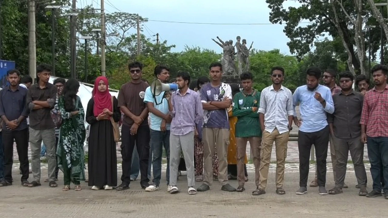 আজমুল হত্যার বিচারের দাবিতে খুবি শিক্ষার্থীদের বিক্ষোভ সমাবেশ