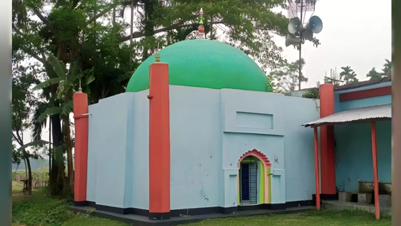 ইতিহাস ও ঐতিহ্যের প্রতীক ২৫০ বছরের পুরোনো গোল মসজিদ