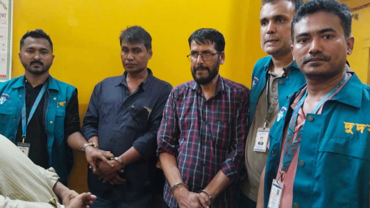 আইনজীবীর কাছে ঘুষ চেয়ে ধরা খেলেন সাব-রেজিস্ট্রারসহ ৩