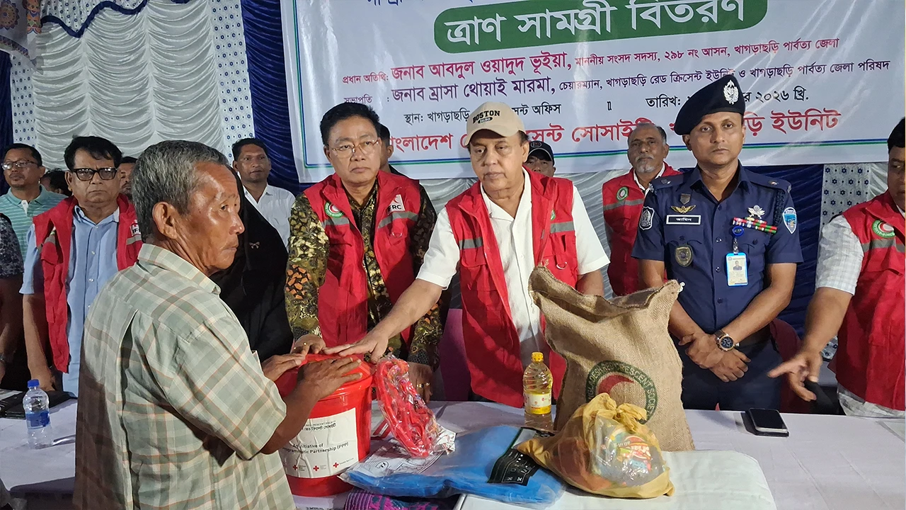 খাগড়াছড়িতে বন্যায় ক্ষতিগ্রস্ত ১৩শ পরিবারের মাঝে ত্রাণ বিতরণ