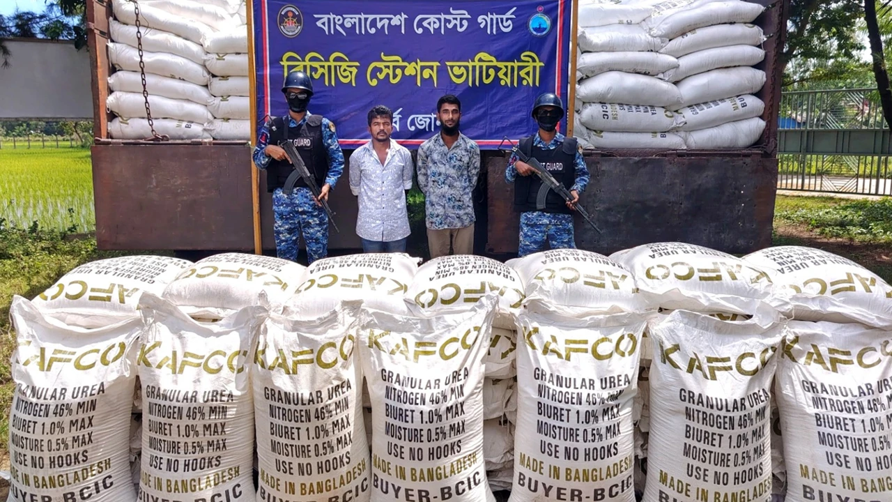 মায়ানমারে পাচার হচ্ছিলো চার ট্রাক ইউরিয়া সার, আটক ৩