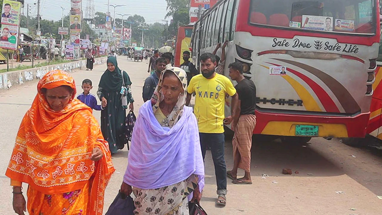 নওগাঁয় অভ্যন্তরীণ রুটে আজও বাস চলাচল বন্ধ, বিপাকে যাত্রীরা