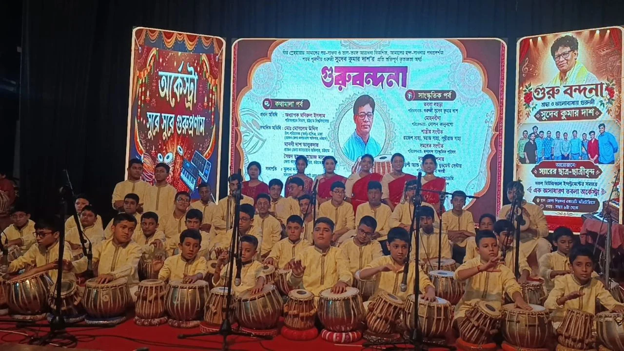 চট্টগ্রামে গুরুবন্দনায় তবলা গুরু সুদেব কুমার দাশকে শ্রদ্ধা