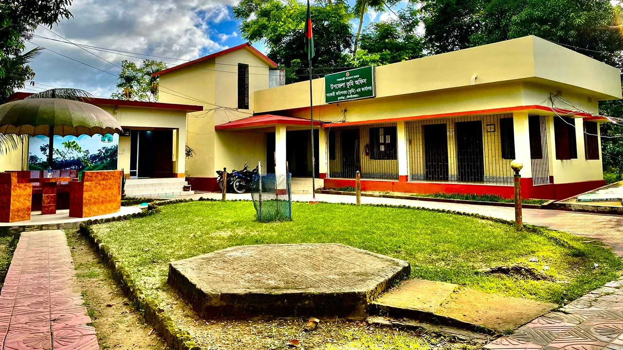 মৌলভীবাজার ভূমি অফিসে ঘুষ ছাড়া নড়ে না ফাইল