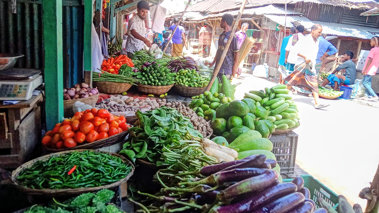 সবজির বাজারে আগুন, ৫০০ টাকায় ভরে না ব্যাগ