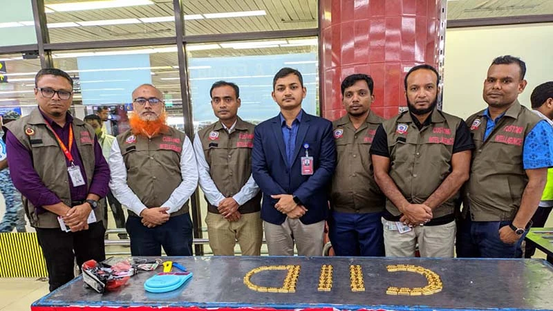 শাহজালালে দুই বিমানকর্মীর জুতায় লিলল ৮০টি স্বর্ণের বার