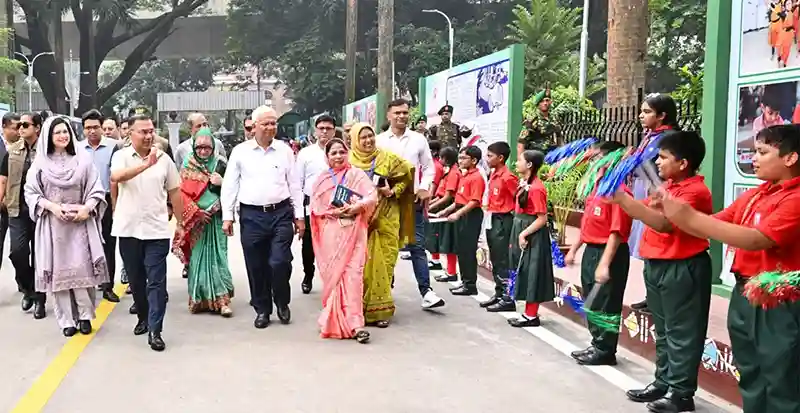 শিশু একাডেমিতে শিশুদের ভালোবাসায় সিক্ত প্রধানমন্ত্রী