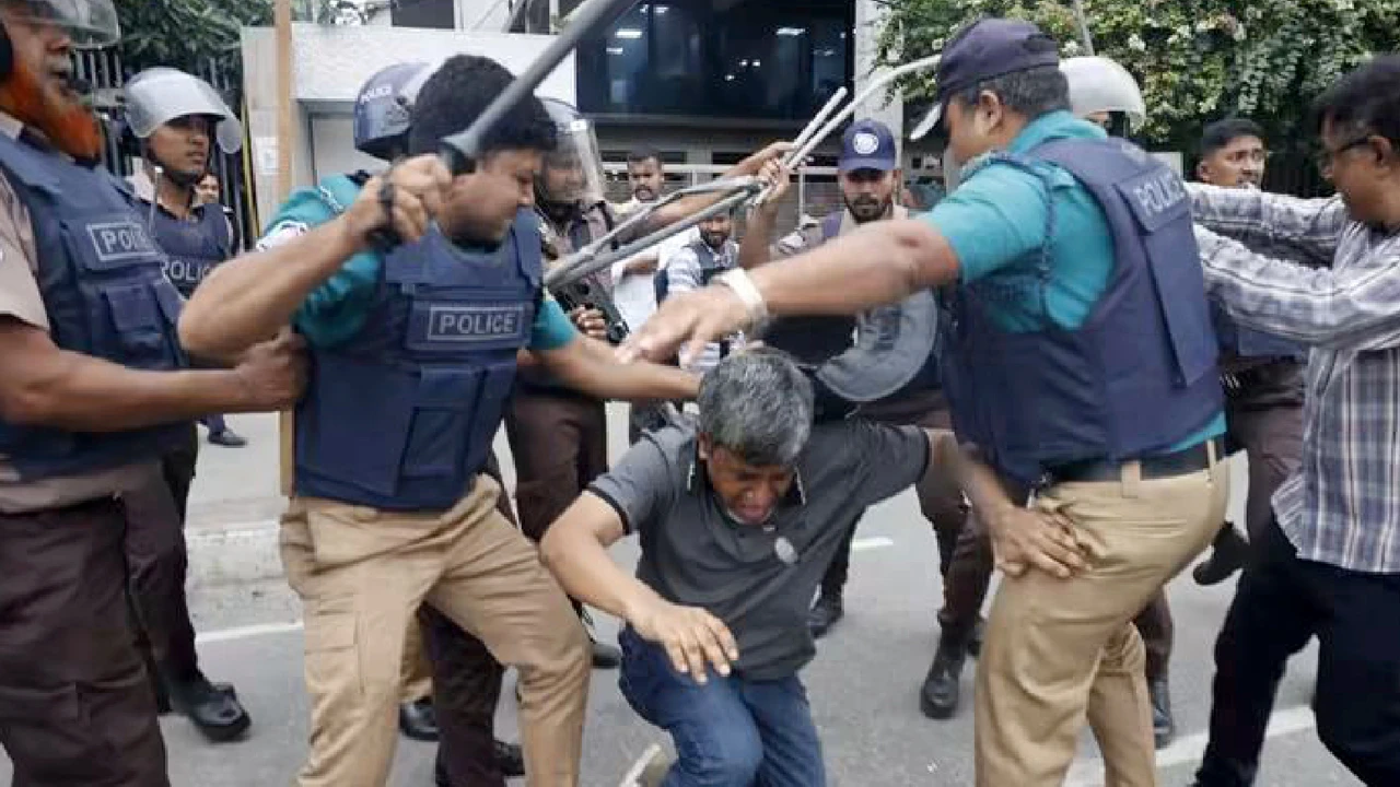 নিউমুরিং টার্মিনাল ডিপি ওয়ার্ল্ডকে দেওয়ার প্রতিবাদে বিক্ষোভ, পুলিশের লাঠিপেটা