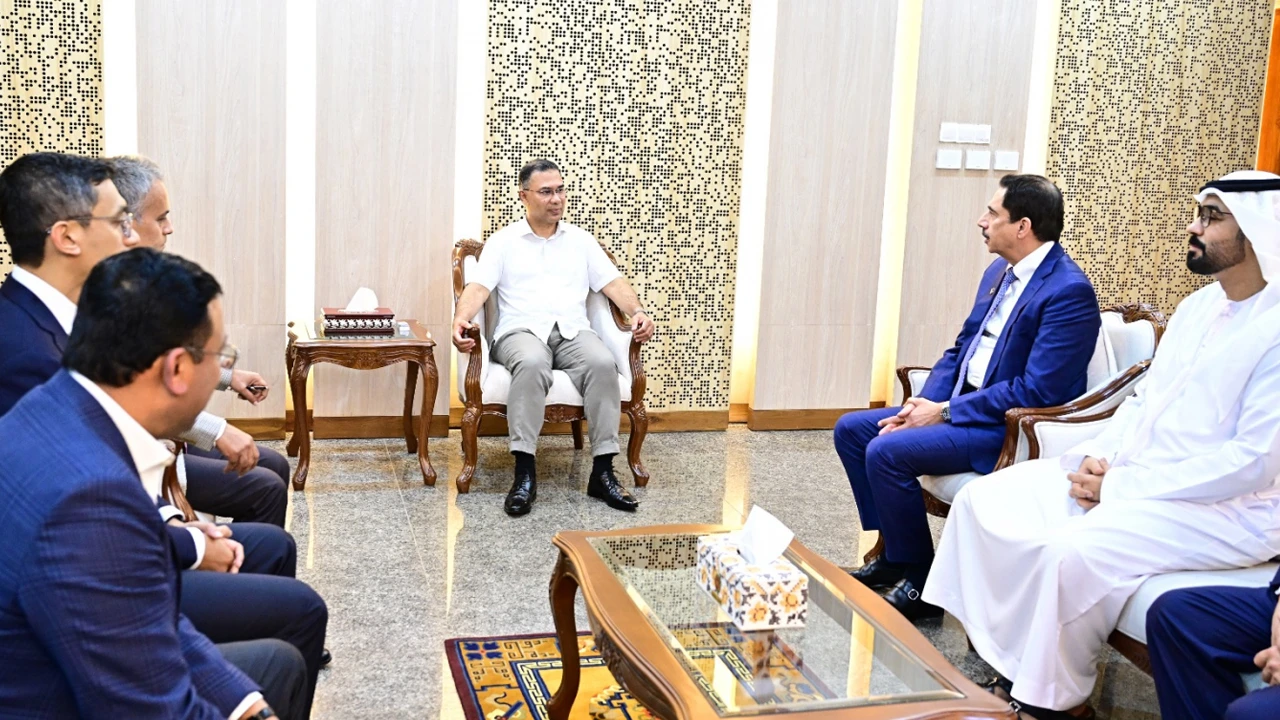 প্রধানমন্ত্রীর সঙ্গে ডিপি ওয়ার্ল্ডের চেয়ারম্যানের সাক্ষাৎ