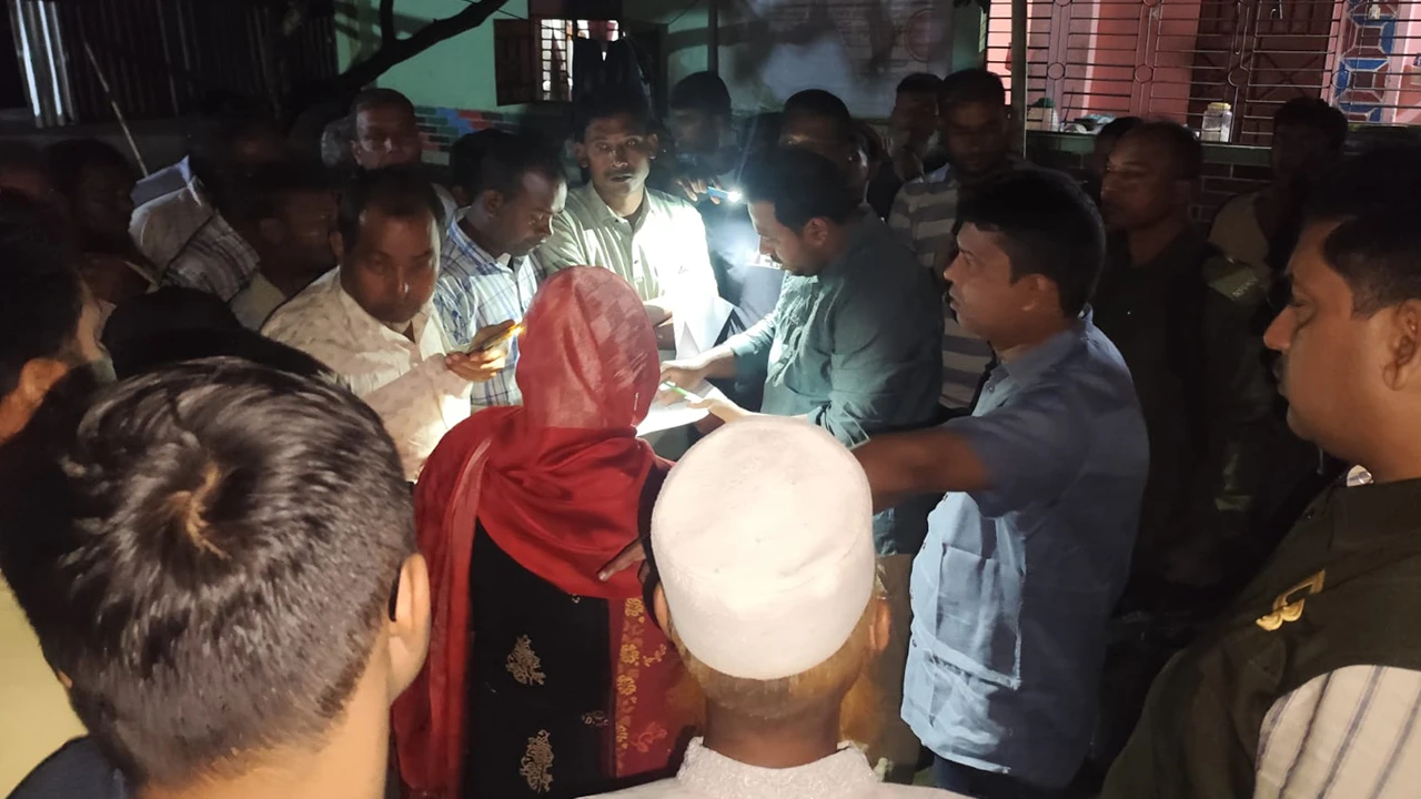 কালীগঞ্জে রান্নাঘর থেকে ৫৬ বস্তা সার উদ্ধার