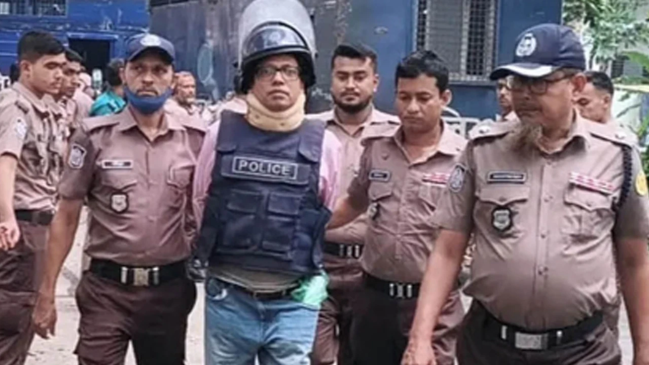 ‘ভয় পাইছে, ভয় পাইছে’: প্রসিকিউটরকে পলক