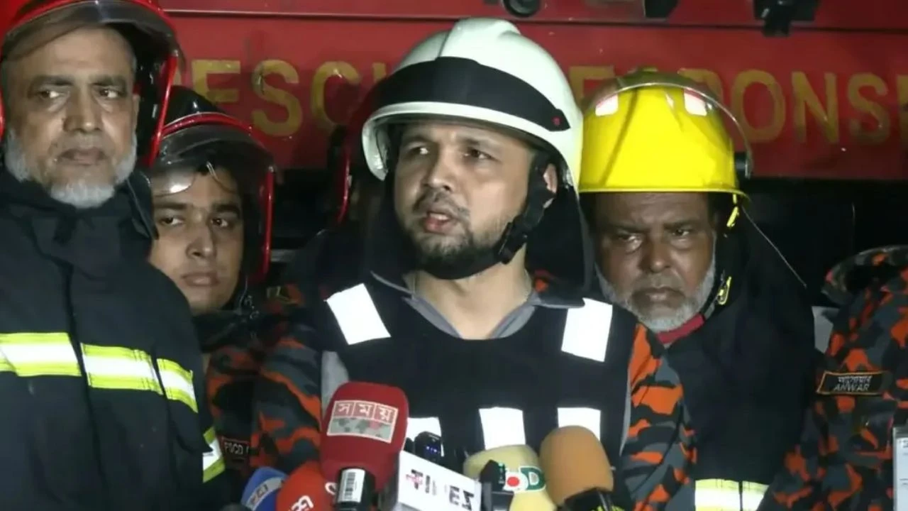 পুরোপুরি নিয়ন্ত্রণে আসেনি চকবাজারের আগুন
