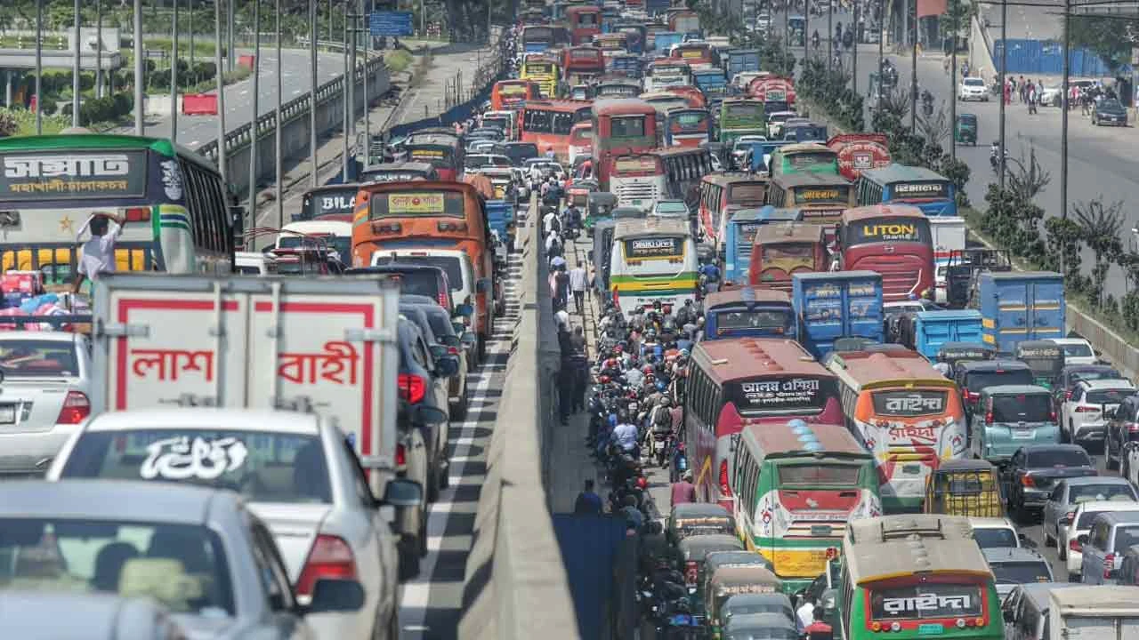 বেতন বৃদ্ধির দাবিতে পোশাক শ্রমিকদের সড়ক অবরোধ, বিমানবন্দর সড়কে তীব্র যাজট