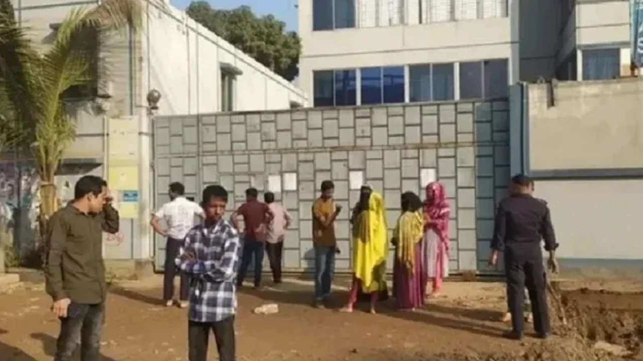 অনির্দিষ্টকালের জন্য ৫ পোশাক কারখানা বন্ধ ঘোষণা