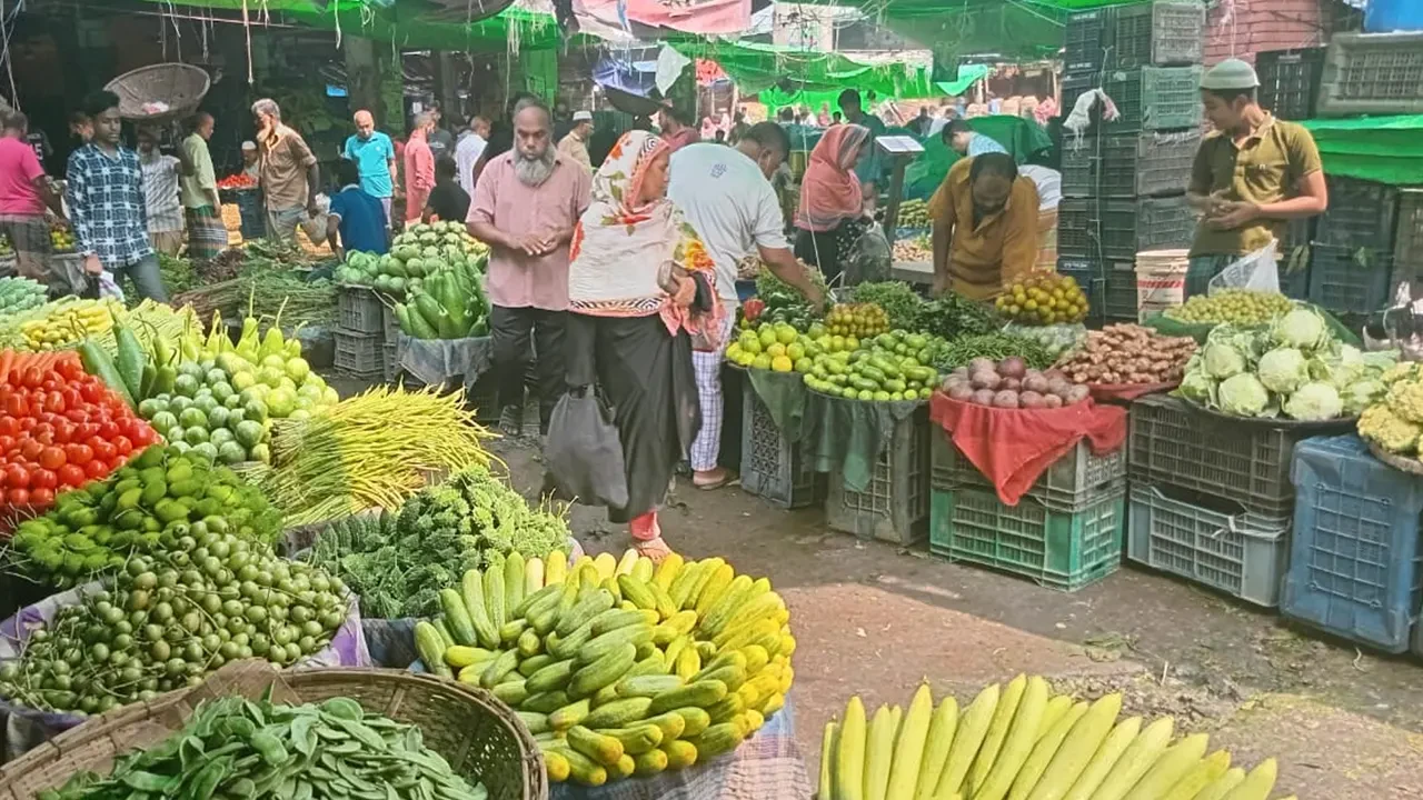 সবজির বাজারে চড়া দাম, টমেটোর কেজি ২০০ টাকা