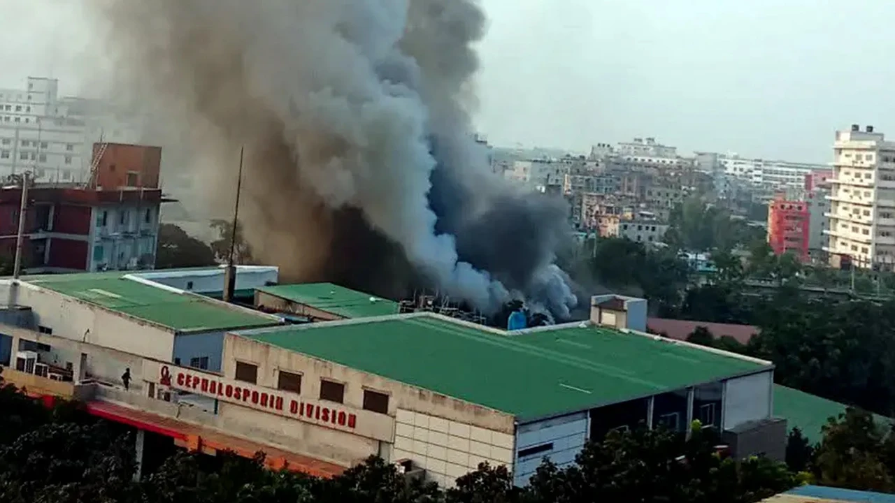 গাজীপুরে ইবনে সিনা ওষুধ কারখানায় আগুন