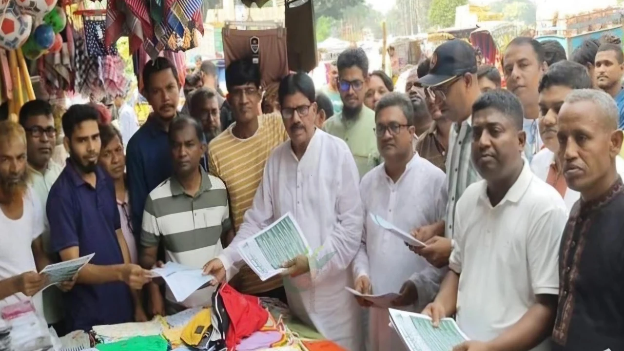 দ্রব্যমূল্য নিয়ন্ত্রণে সরকারের পদক্ষেপ নিয়ে যশোরে লিফলেট বিতরণ