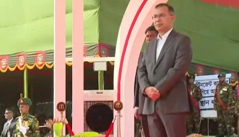 সেনাবাহিনীর ৭ ইউনিটকে জাতীয় পতাকা দিলেন প্রধানমন্ত্রী