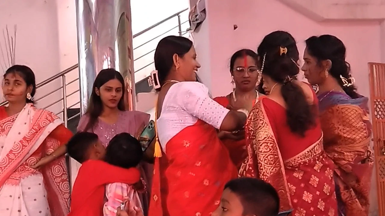 ঝিনাইদহের মণ্ডপে মণ্ডপে চলছে ‘সিঁদুর খেলা’