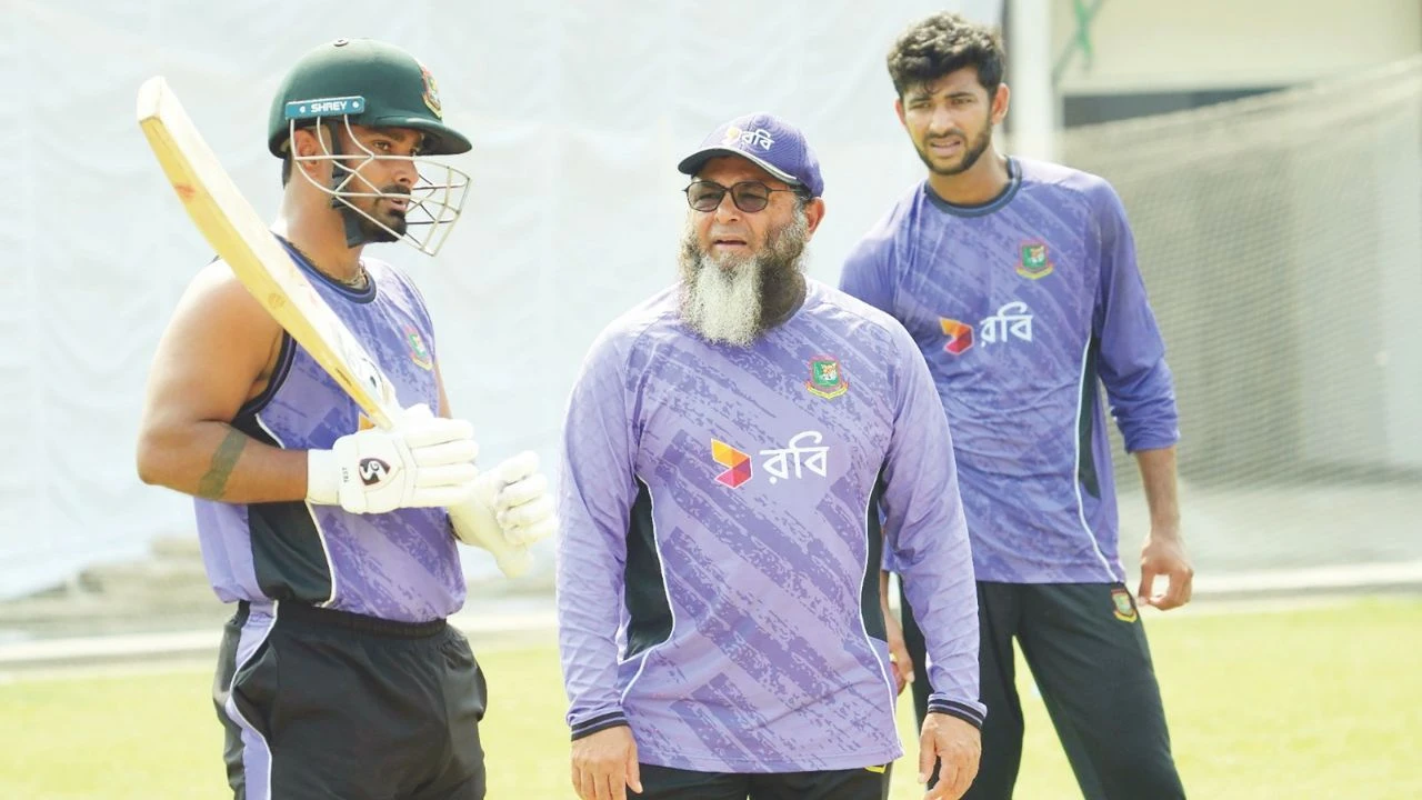মেঘ সরিয়ে স্বপ্ন  দেখছে বাংলাদেশ
