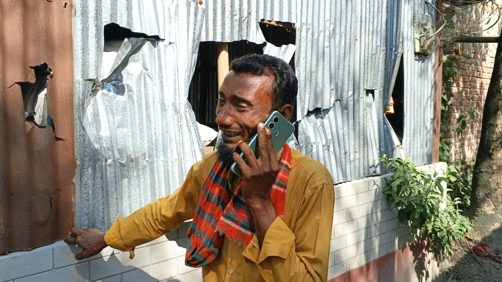 চালতা পাড়া নিয়ে বিরোধে বাড়িঘর ভাঙচুর ও লুটপাটের অভিযোগ