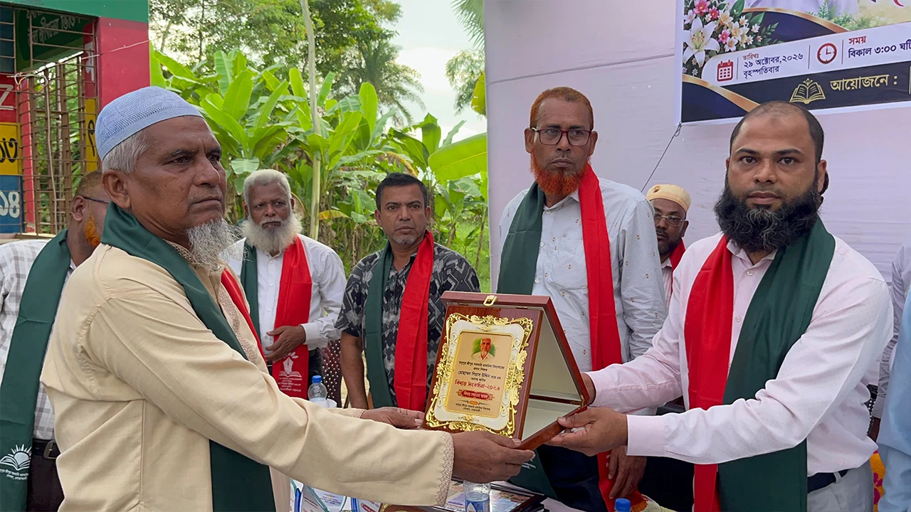 ৩৪ বছরের শিক্ষকতা শেষে রাজকীয় বিদায় সংবর্ধনা