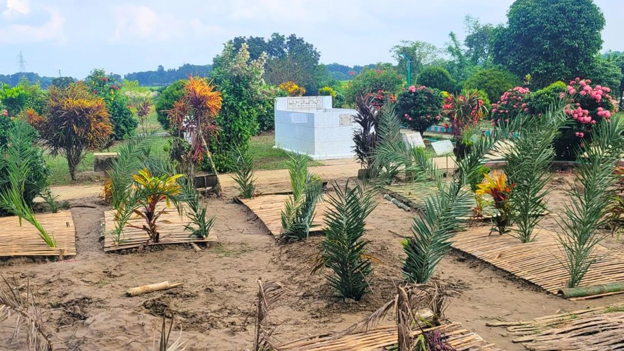 পাবনায় বজ্রপাতে নিহত ৬ শিশু ও কিশোরের দাফন